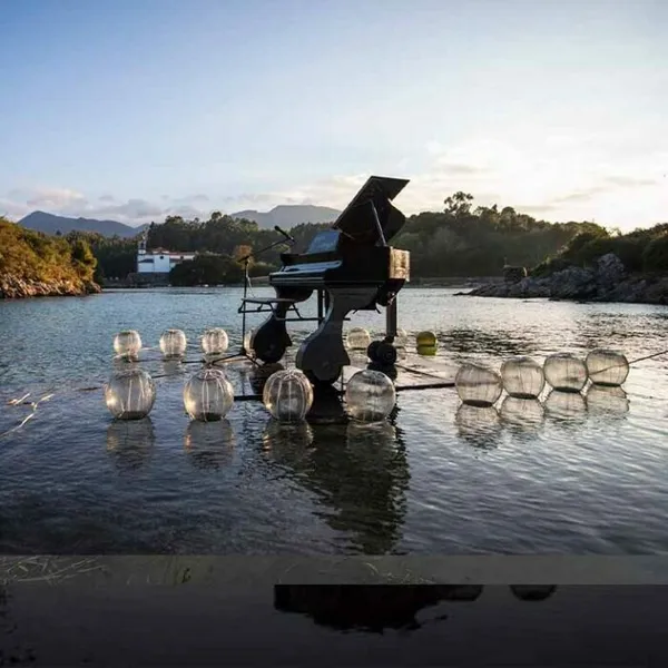 Concert flottant par le Duo Movere et le piano bulles de la compagnie Le pianO du lac
