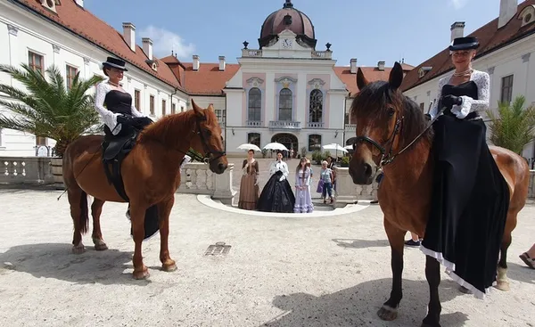 Démonstration d’équitation en selle latérale pour femmes