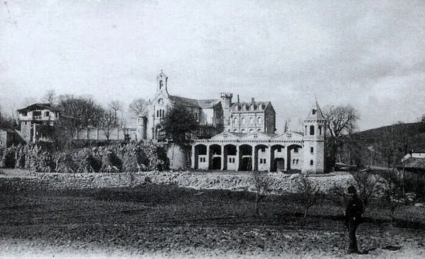 Visite du site de l'ancien monastère du Carol à Baulou