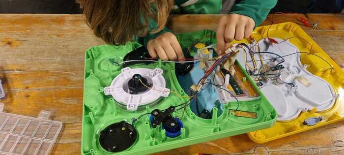 Atelier « Court jus »: Démonter et transformer des jouets électroniques pour en inventer de nouveaux