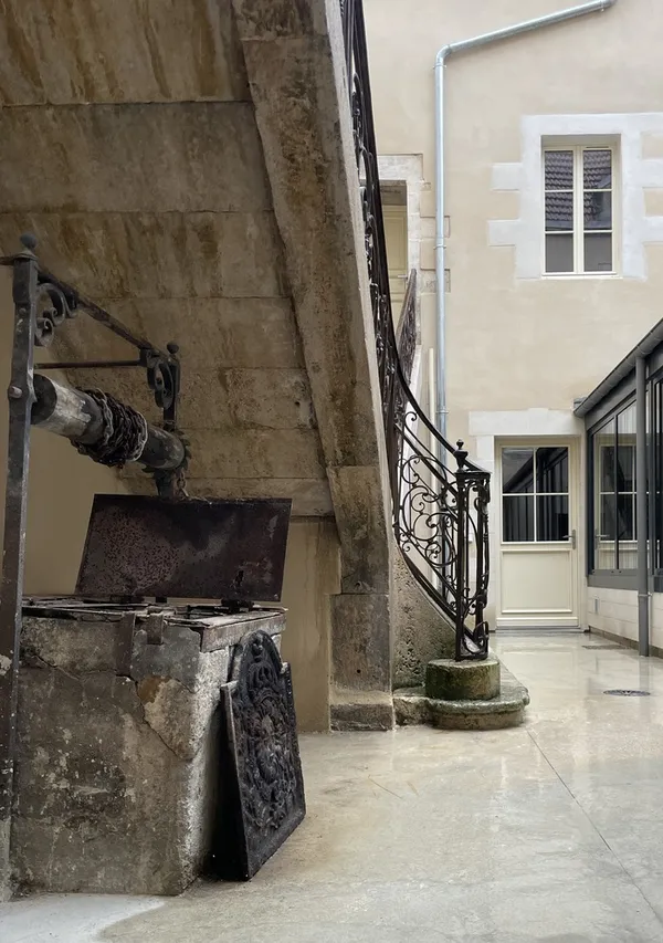 Visite d'une cour intérieure et son escalier