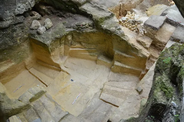 Activité d’archéologie expérimentale : démonstration de taille de sarcophage mérovingien