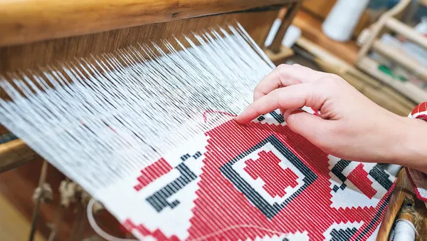 Stage de tissage de galons aux tablettes