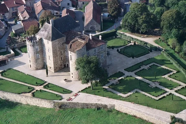 Visite libre des jardins à la française du château de la Reine Margot
