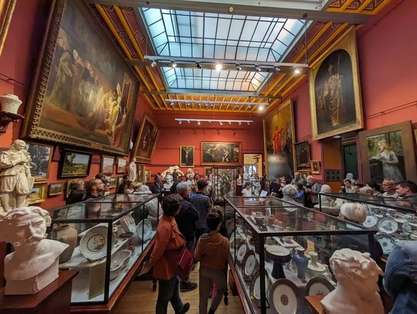 Visite à la lampe torche des collections