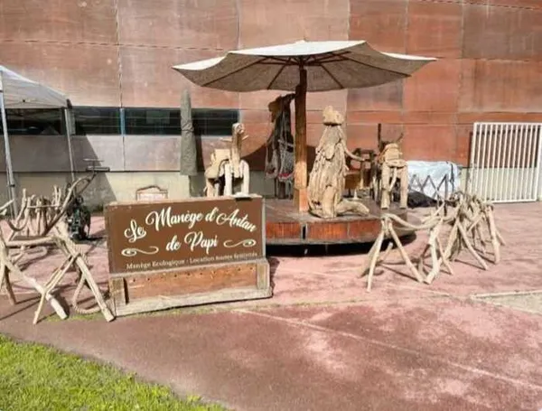 À la découverte du manège d'antan de Papi !