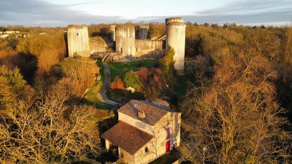 Visite gratuite d’une forteresse médiévale exceptionnelle