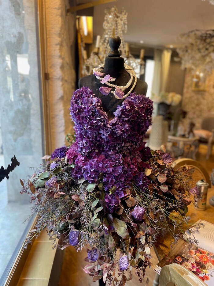 Exposition de robes en fleurs
