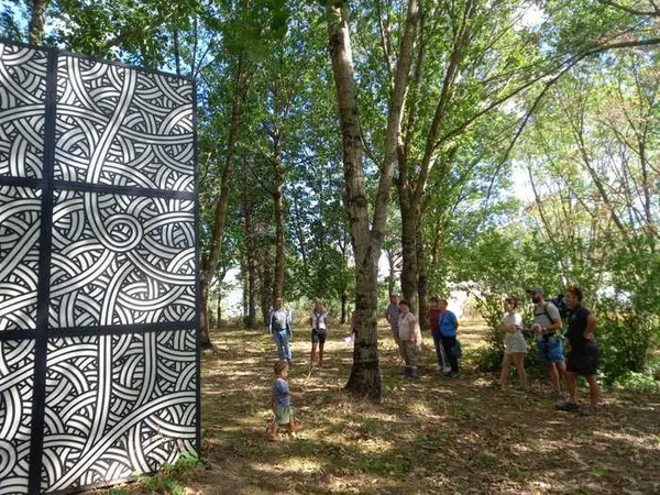 Balade commentée à deux voix autour du Sentier d'art en bastide, entre patrimoine médiéval et création contemporaine
