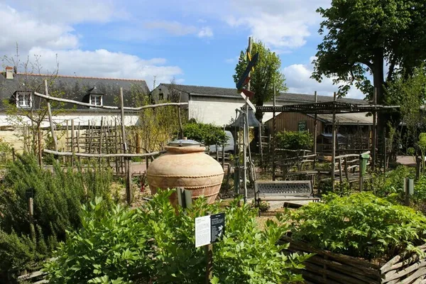 Jeu sensoriel au “Jardin des Arômes” : "De la Terre au Ciel"