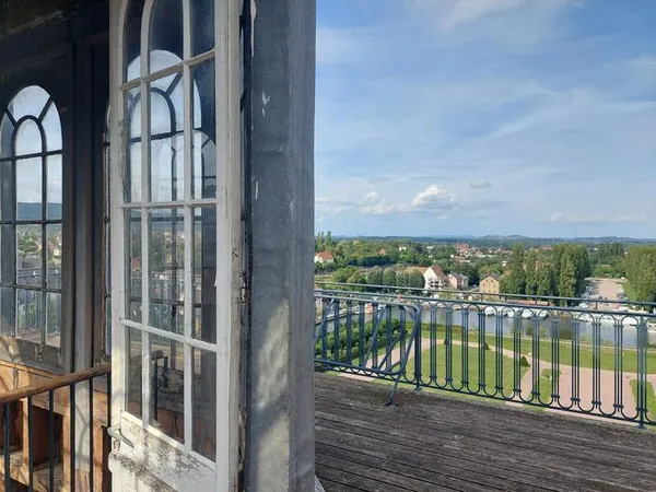 Saverne vue de nuit depuis le lanternon d’un château du XVIIIᵉ siècle