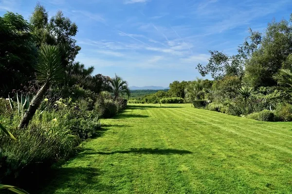 Visite des jardins dessinés selon la technique japonaise du sakkei ou de la vue empruntée, avec les Pyrénées et les vallons en toile de fond.