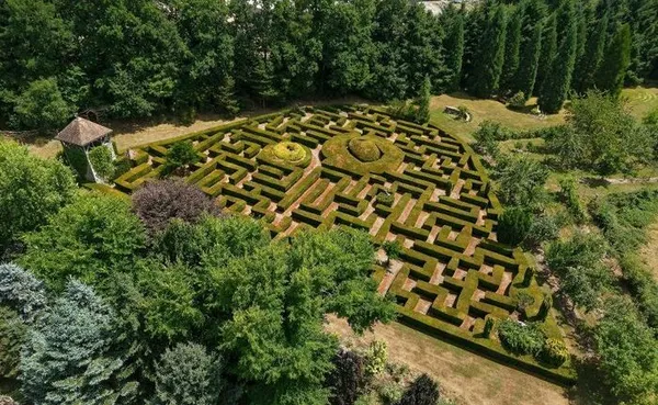 Jardin d'artiste dans son écrin végétal