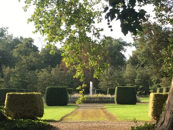 Visite d'un grand jardin à la française en bord de rivière.