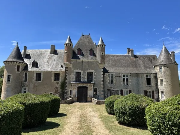 Un curieux château en Haut-Berry