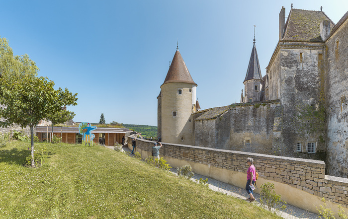 Vue des murs et des alentours du château