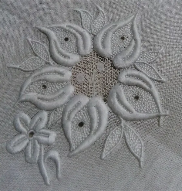 Démonstration de broderie blanche