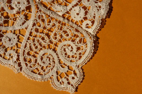 Démonstration dentelle et broderies
