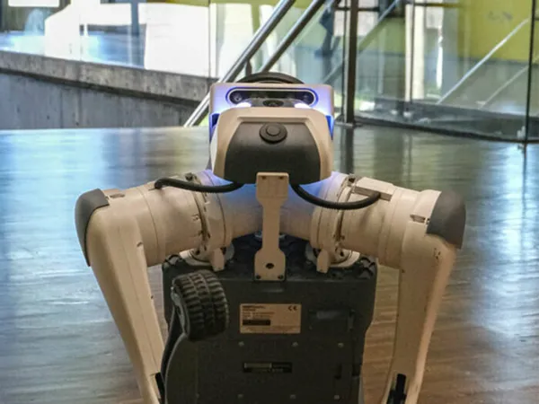 Data, le nouveau robot-chien du Carrefour numérique² !