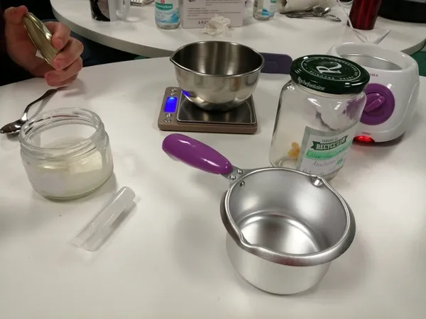 J'apprends à fabriquer une crème pour les mains