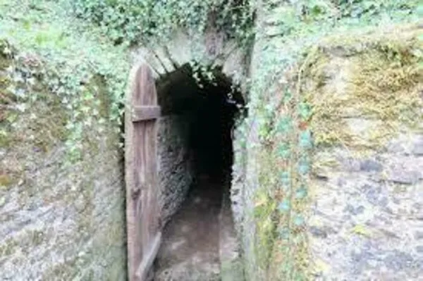 Levez les yeux ! Découverte insolite d'un souterrain médiéval