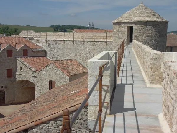 Visite des remparts de La Cavalerie et exposition "Les Monnaies des Croisades"