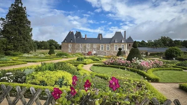 Découvrez les jardins « aux mille vues » du château des Arcis, avec Catherine, propriétaire-jardinière ; de l'utilité des yeux ... et autres sens...
