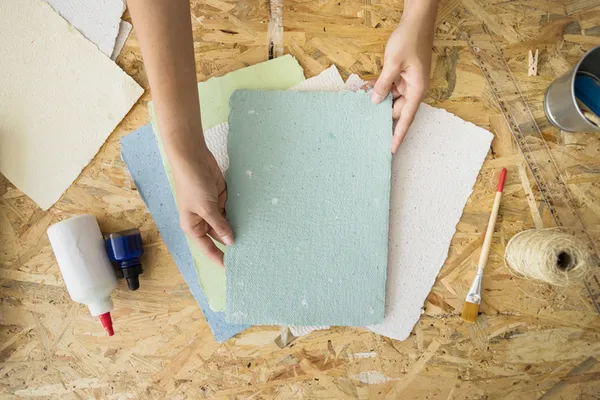 Bricos zéro déchet : je fabrique mes cartes en papier recyclé