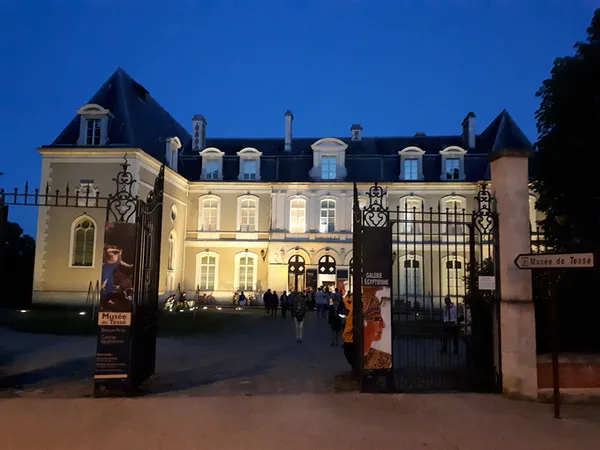 Visite par une conservatrice et des étudiants