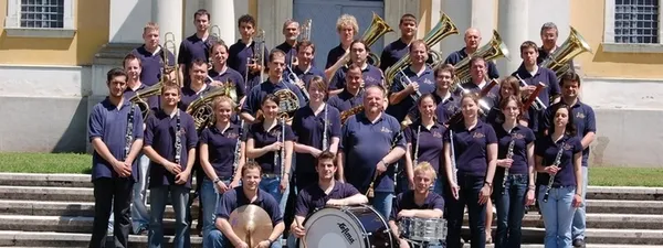 Concert en plein air par l’orchestre à vent de la ville de Gödöllő dans la cour royale