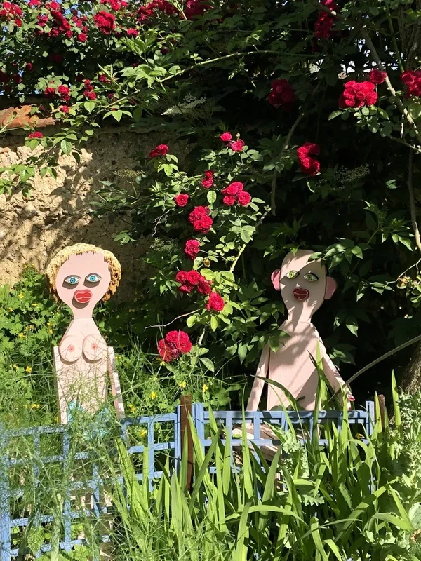 Visite libre d'un jardin mêlant biodiversité et créations artistiques