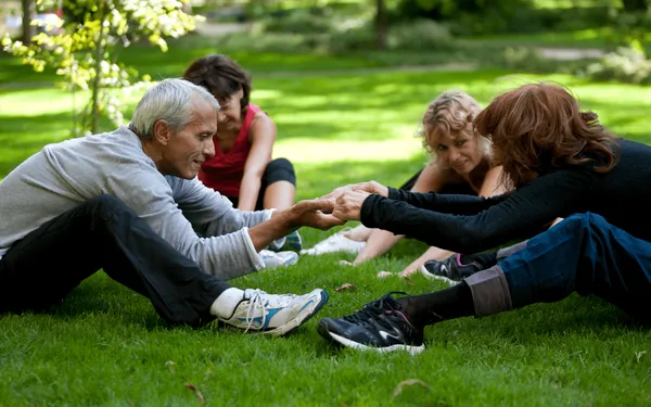 Sport seniors en plein air : Marche nordique, yoga et zumba par 13 POUR TOUS