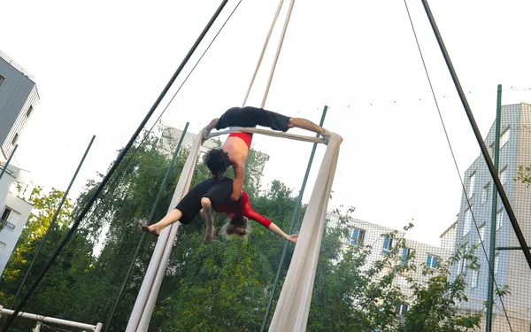 Stage vacances d'été - Porté au tissu aérien adultes au centre Paris Anim' Wangari