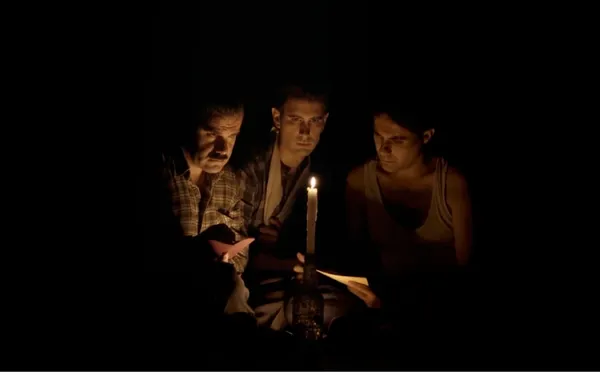 Projection : Tres hombres no pueden ocultarse bajo la tapa de un puchero