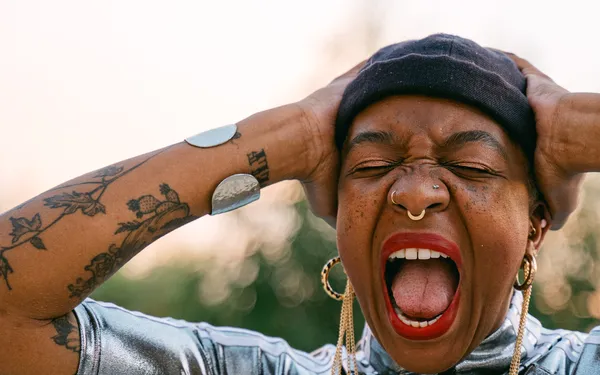 Le Monde brûle et moi, je m’achète des Nike, Anturia Soilihi, Victoria Ribeiro