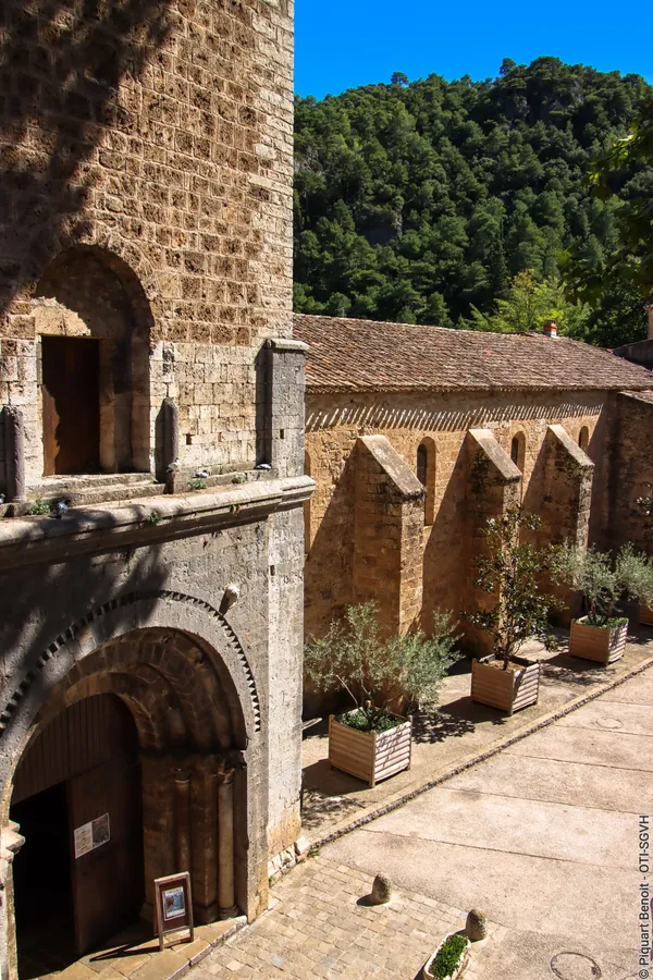 MILLE ANS D'HISTOIRE DANS L'UN DES PLUS BEAUX VILLAGES DE FRANCE