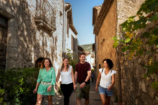 MILLE ANS D'HISTOIRE DANS L'UN DES PLUS BEAUX VILLAGES DE FRANCE