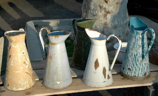 Vide-grenier sous les chênes et moulin en marche