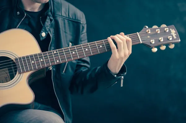 Initiation à la guitare manouche