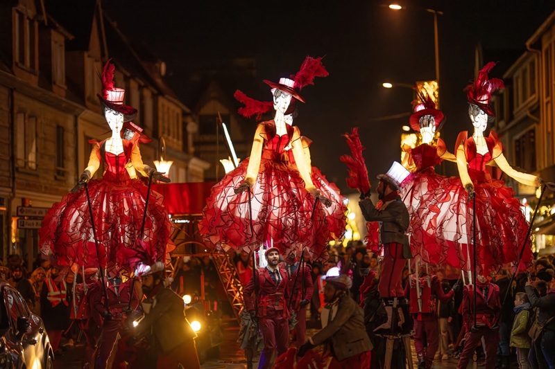 Parade lumineuse « La revue de rue »