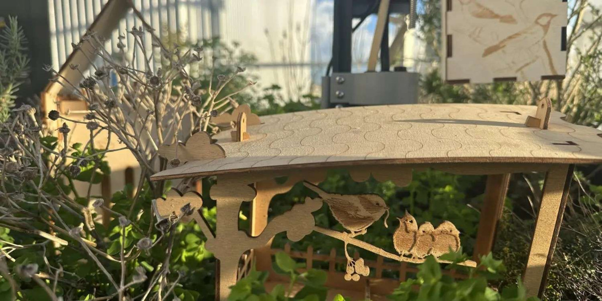 Fabrique à mangeoire à oiseaux