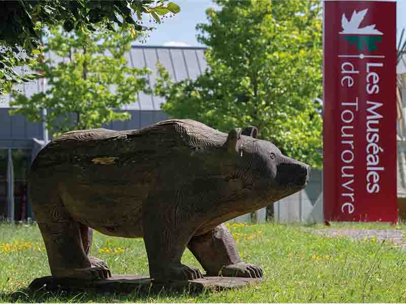 Attache Ta Tuque : Sculpture à la tronçonneuse