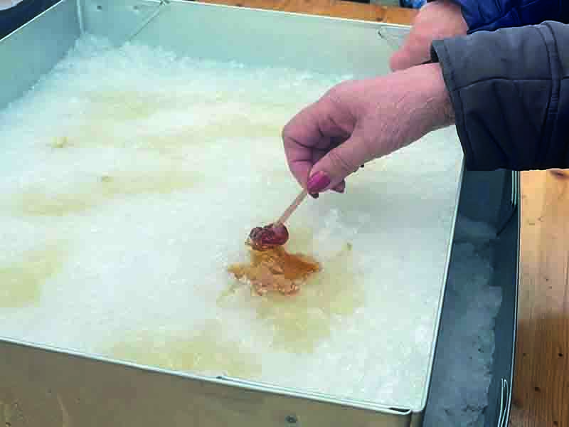 Sucettes tire d'érable sur neige