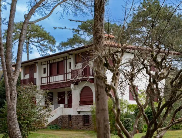 Visite guidée - Secrètes villas du golf, décors et jardins