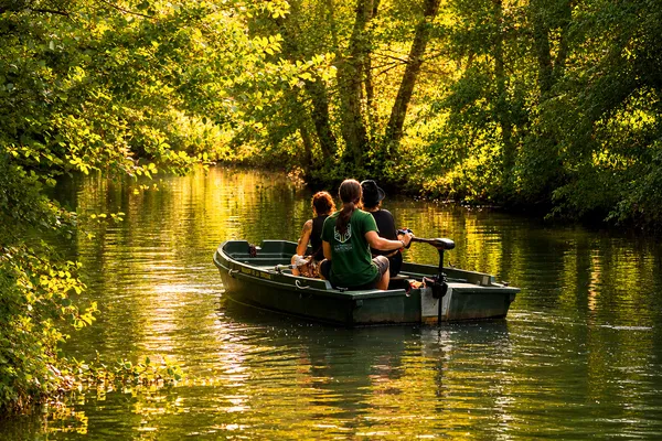 Balade en barque au crépuscule