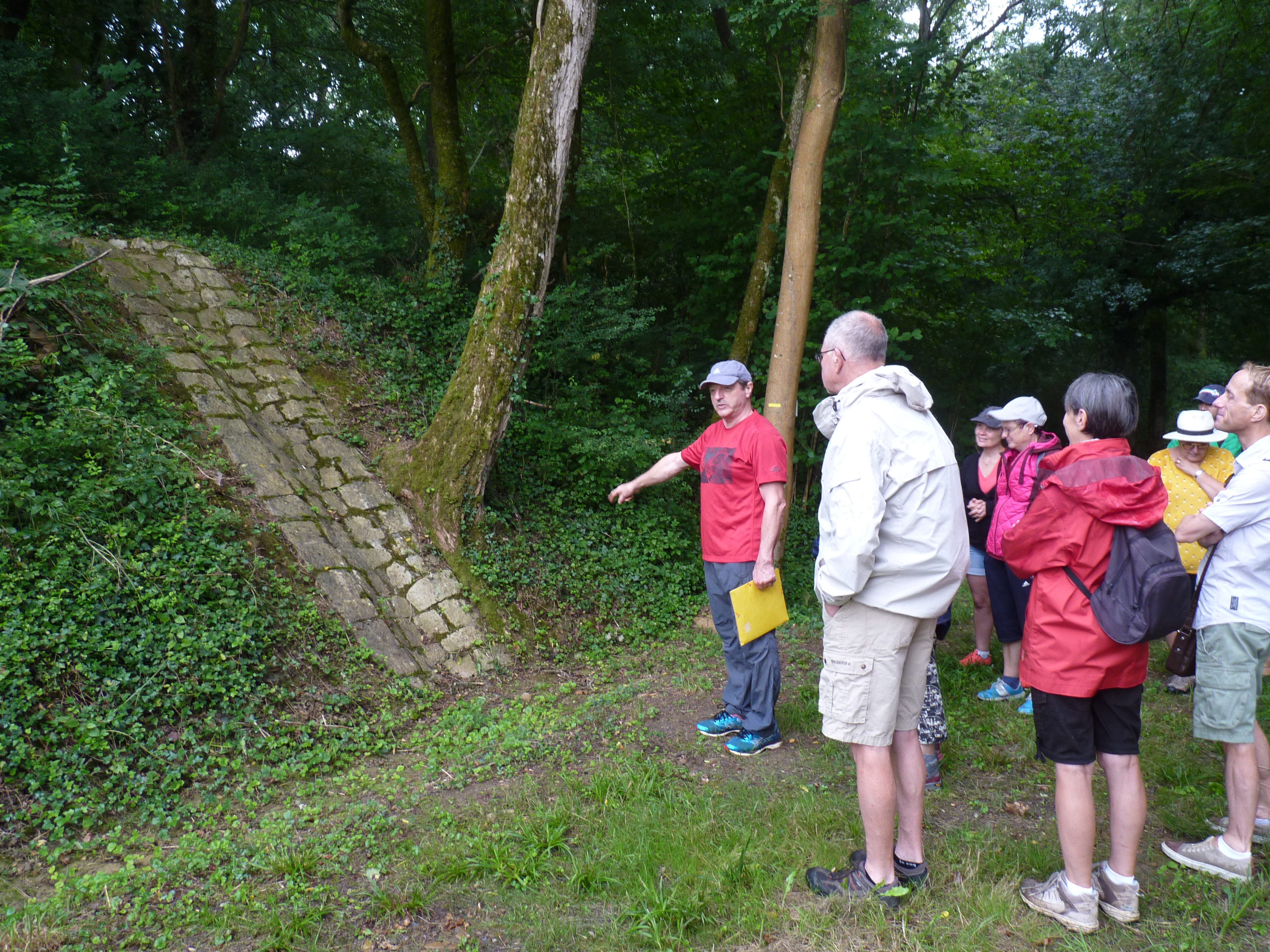 Balade sur le "chemin de la Ligne", visite d'un souterrain et apéritif vigneron au Chai Doléris