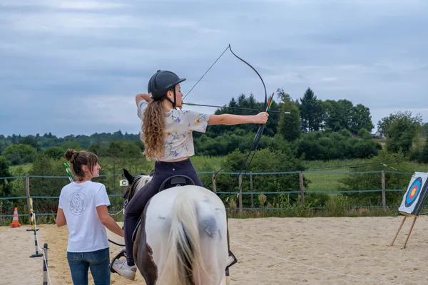 Été actif - tir à l'arc à cheval