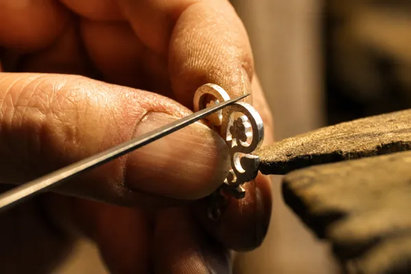 Visite d'un atelier de créateur de bijoux en argent