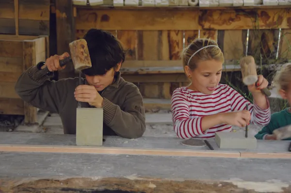 Atelier taille de pierre à Guédelon