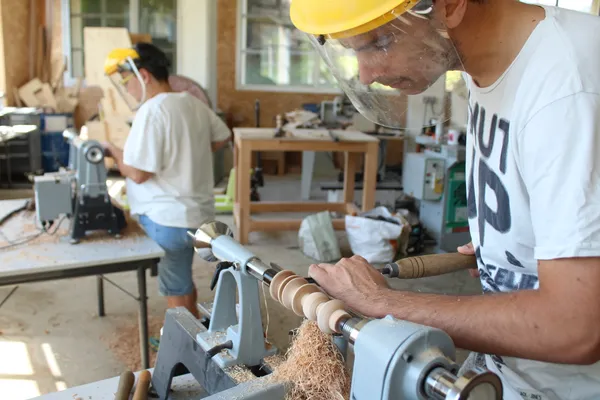 Atelier des savoir-faire - « Capsules créatives » : Tournage sur bois : Fabrication d'une cuillère à miel avec Alexandra Dizos